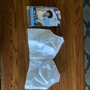 White Full Coverage Bra. Playtex 18 hour front closure longline